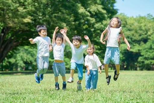 子どもたちが遊んでいる写真