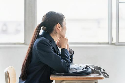 窓を見ている女性の写真